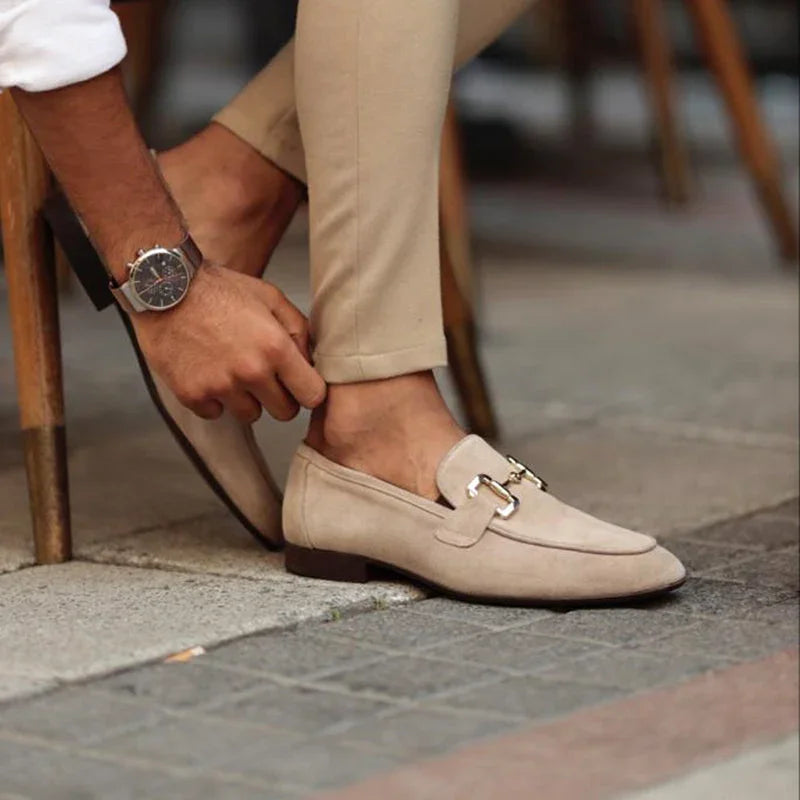 Herren-Slipper aus Wildleder mit Pferdebit-Detail