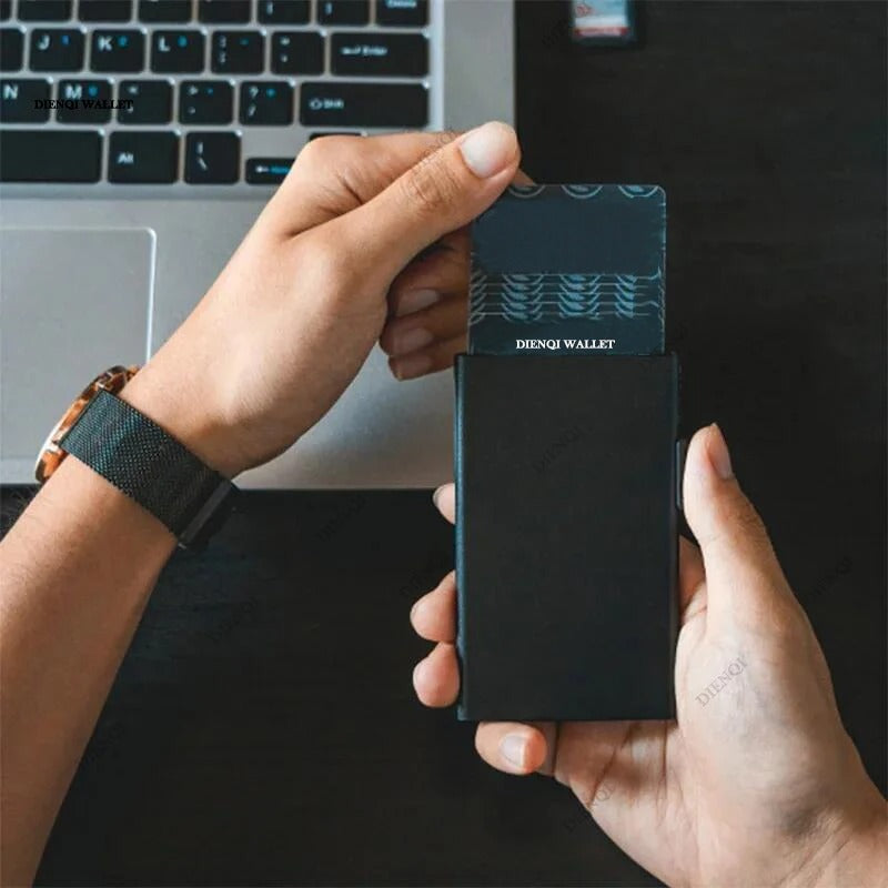 RFID-blockierende minimalistische Metall-Geldbörse mit Pop-Up-Kartenhalter für Männer und Frauen - schlankes, sicheres und stilvolles schwarzes Design
