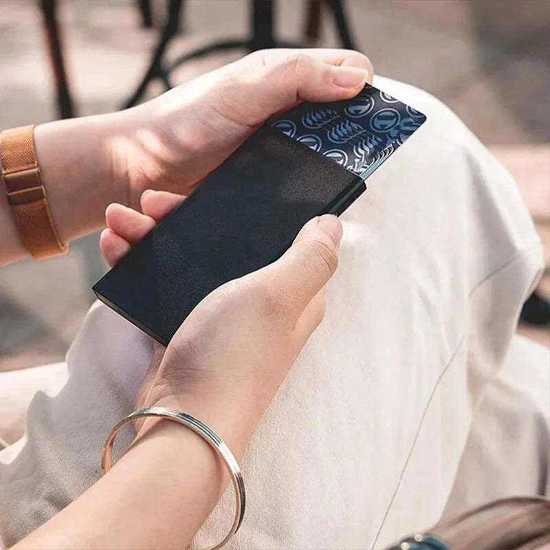 RFID-blockierende minimalistische Metall-Geldbörse mit Pop-Up-Kartenhalter für Männer und Frauen - schlankes, sicheres und stilvolles schwarzes Design