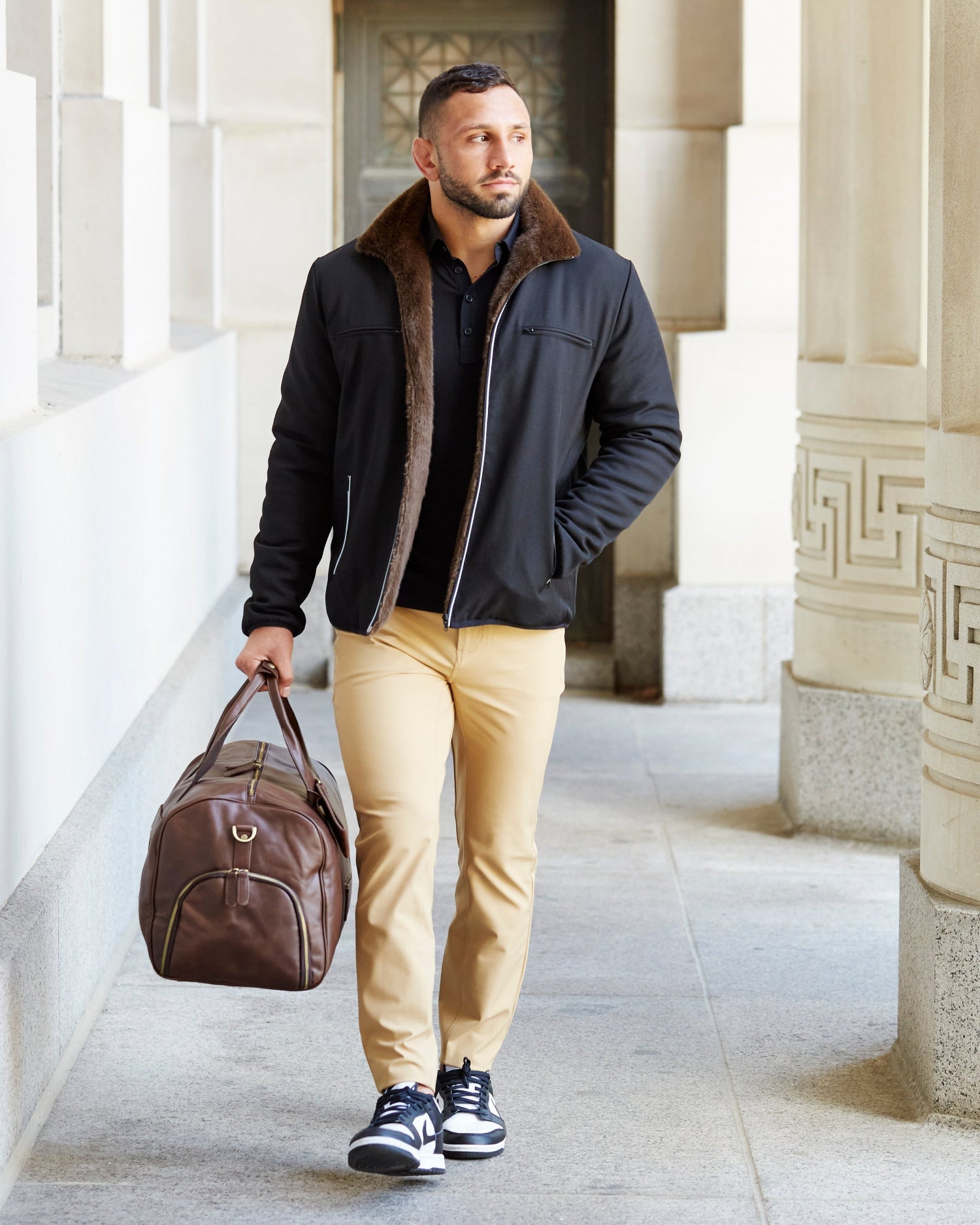 Athletisch geschnittene Stretch-Tech-Chino - Mittel Khaki